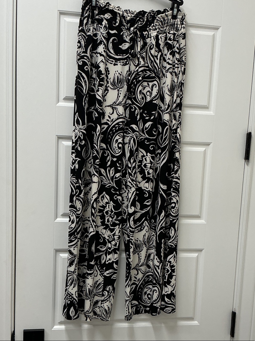Ellen Tracy Black and White Floral Swirl Wide-Leg Pants